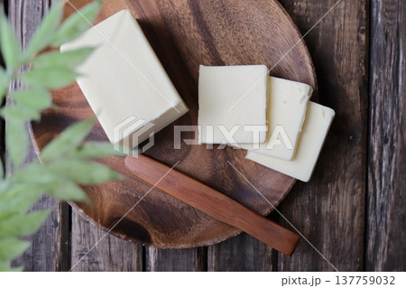 アカシアプレートに乗せた業務用の北海道バター 137759032