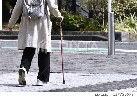 日本の横浜都市景観杖の高齢女性(マスク姿)、段差や傾斜のある歩道…人生とは…=横浜市内 日本の横浜都市景観杖の高齢女性(マスク姿)、段差や傾斜のある歩道…人生とは…=横浜市内 137759075