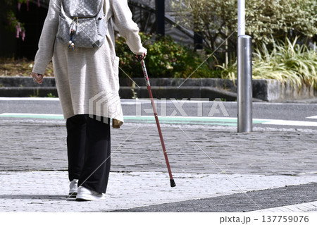 日本の横浜都市景観杖の高齢女性(マスク姿)、段差や傾斜のある歩道…人生とは…＝横浜市内 137759076