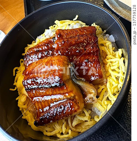 鰻の蒲焼きと錦糸卵のうな玉丼 鰻の蒲焼きと錦糸卵のうな玉丼 137759128