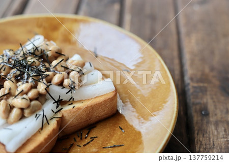 角食を使った大根ピクルスと海苔の納豆トースト 角食を使った大根ピクルスと海苔の納豆トースト 137759214