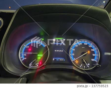 ハイブリッド車のメーター 137759523