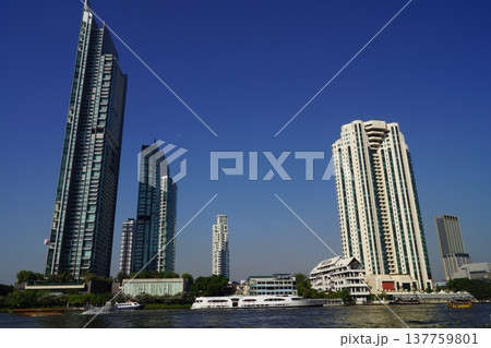タイ バンコク チャオプラヤー川沿いの超高層ビル 137759801