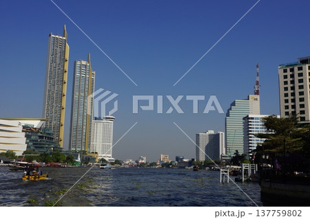 タイ バンコク チャオプラヤー川沿いの風景 137759802