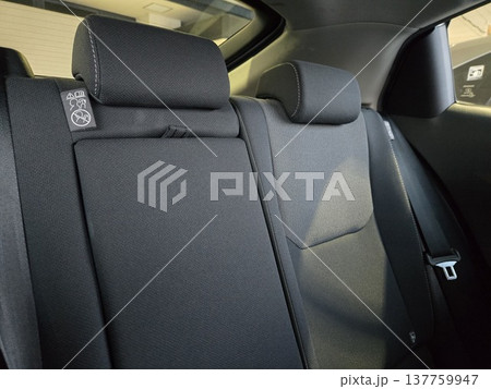 乗用車のリアシートとヘッドレストのクローズアップ 137759947
