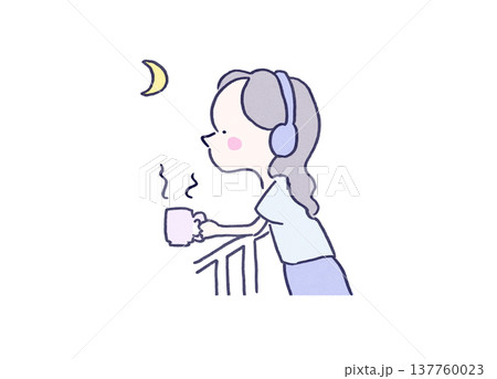 夜のベランダで音楽を聴きながら温かい飲み物でチルする女性 夜のベランダで音楽を聴きながら温かい飲み物でチルする女性 137760023