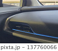 助手席ダッシュボードとブルーのアンビエントライト 137760066