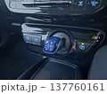 ハイブリッド車の電子制御式シフトレバーとセンターコンソール 137760161