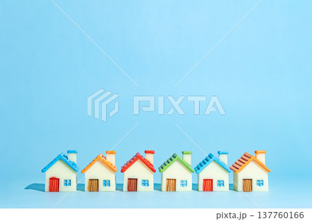 カラフルな屋根の可愛い一戸建て住宅　家の背景素材 137760166