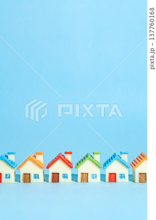 カラフルな屋根の可愛い一戸建て住宅　家の背景素材 137760168