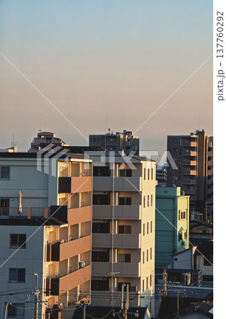 夕焼けに染まる街並み 137760292