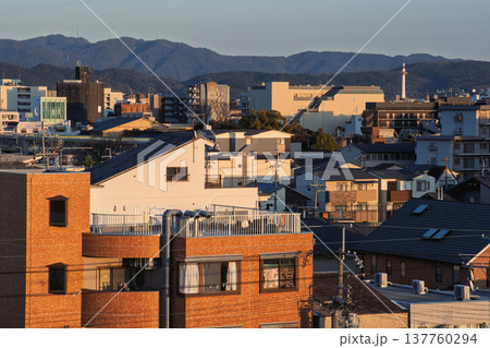 夕焼けに染まる街並み 137760294