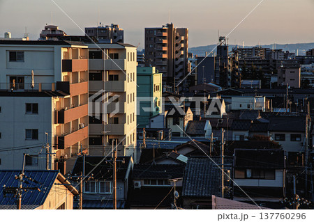 夕焼けに染まる街並み 137760296
