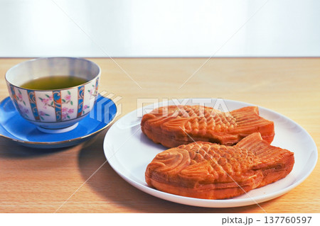 美味しそうな焼きたてのたいやき 137760597