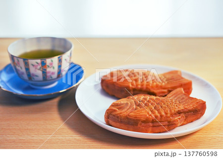 美味しそうな焼きたてのたいやき 137760598