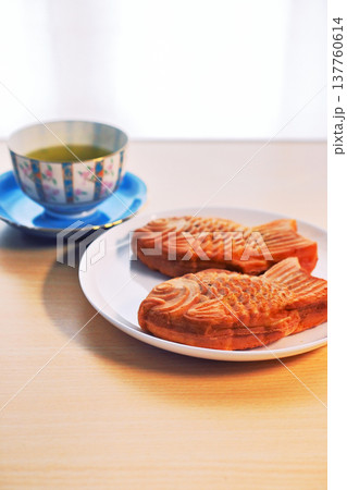 美味しそうな焼きたてのたいやき 美味しそうな焼きたてのたいやき 137760614