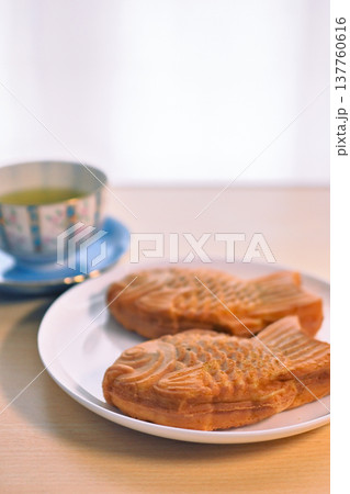 美味しそうな焼きたてのたいやき 137760616