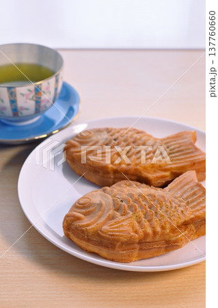 美味しそうな焼きたてのたいやき 137760660