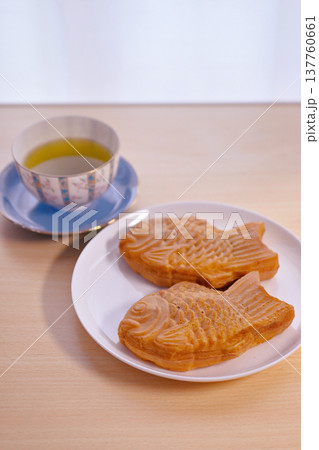 美味しそうな焼きたてのたいやき 美味しそうな焼きたてのたいやき 137760661