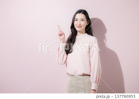 ガッツポーズで多幸感あふれる春色ビジネスイメージ　2026トレンドカラーピンク 137760955