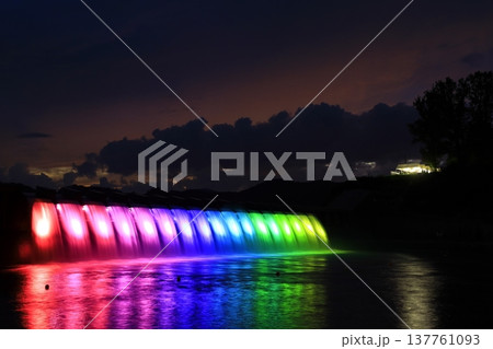 ライトアップの錦秋湖大滝 ライトアップの錦秋湖大滝 137761093