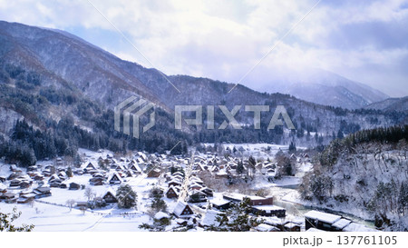 雪が降った白川郷 137761105