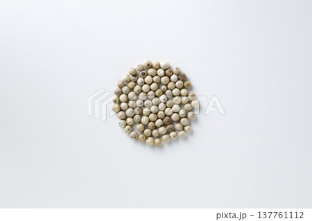 ホワイトペッパー　ホール　白背景 137761112