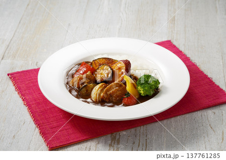 7種の野菜とチキンカレー 7種の野菜とチキンカレー 137761285