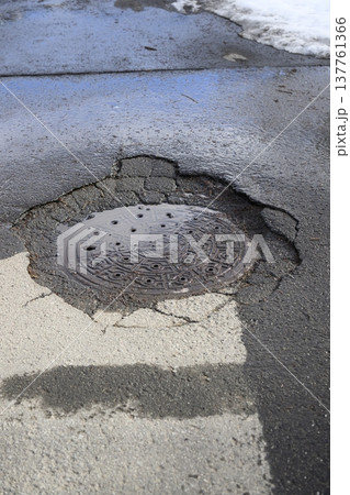 陥没したマンホール 137761366