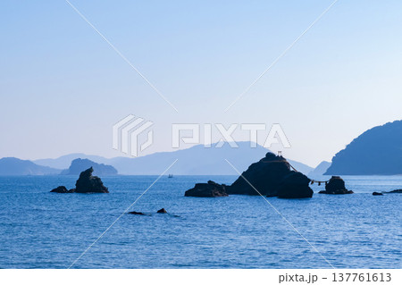【伊勢志摩】二見浦海岸の夫婦岩 【伊勢志摩】二見浦海岸の夫婦岩 137761613