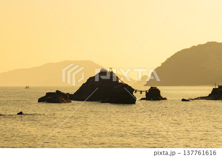 【伊勢志摩】二見浦海岸の夫婦岩 【伊勢志摩】二見浦海岸の夫婦岩 137761616