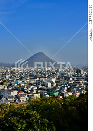 丸亀城から眺めた「讃岐富士(飯野山)」(香川県丸亀市) 丸亀城から眺めた「讃岐富士(飯野山)」(香川県丸亀市) 137762119