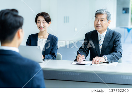 オフィスで面談するビジネスパーソン 137762200
