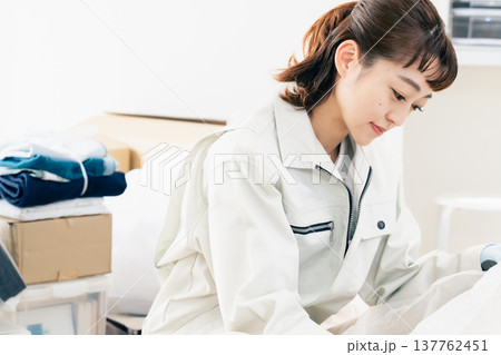 不要品処分業者の作業シーン 137762451