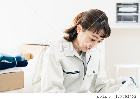 不要品処分業者の作業シーン 137762452