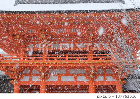 雪の上賀茂神社 137762616