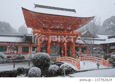 雪の上賀茂神社 137762624