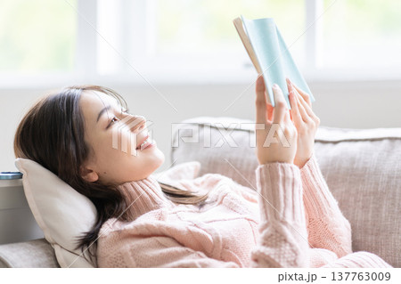 読書をする女性 読書をする女性 137763009