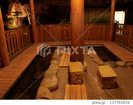 冬の日本の岐阜県の観光名所下呂合掌村の足湯の夜景 冬の日本の岐阜県の観光名所下呂合掌村の足湯の夜景 137763038