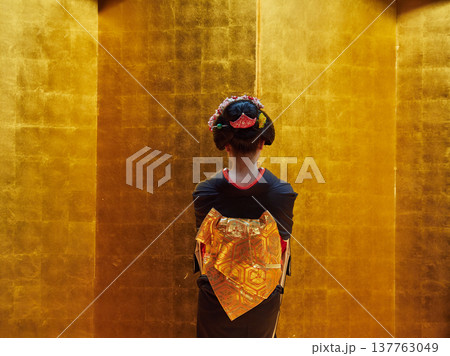 舞台で演出している日本の伝統文化の舞妓の姿	 137763049