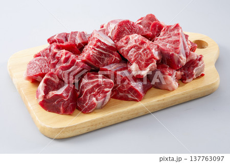 国産　牛赤身すじ肉 137763097