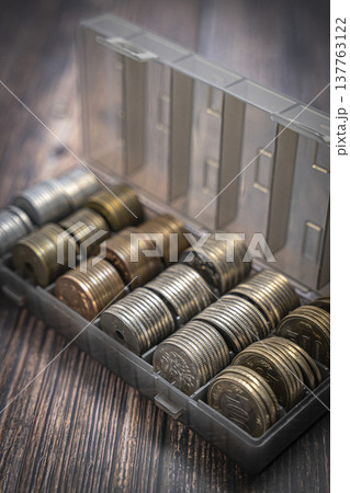 ケースに入った硬貨 日本円 貯金箱 137763122