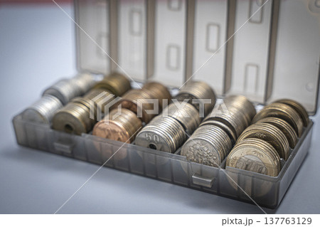 ケースに入った硬貨 日本円 貯金箱 ケースに入った硬貨 日本円 貯金箱 137763129
