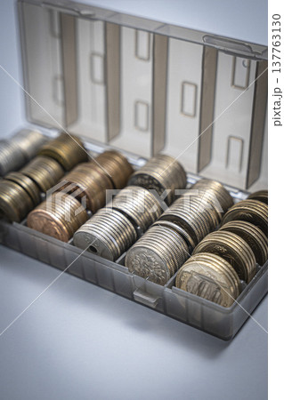 ケースに入った硬貨 日本円 貯金箱 137763130