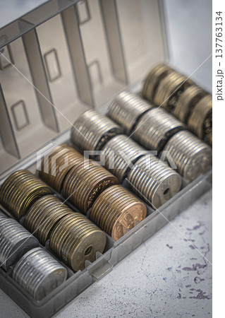 ケースに入った硬貨 日本円 貯金箱 ケースに入った硬貨 日本円 貯金箱 137763134