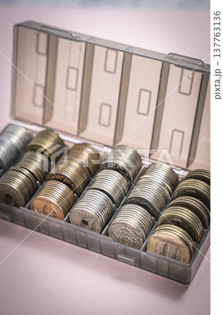 ケースに入った硬貨 日本円 貯金箱 ケースに入った硬貨 日本円 貯金箱 137763136