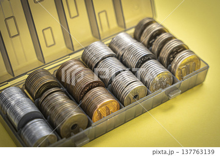ケースに入った硬貨 日本円 貯金箱 137763139