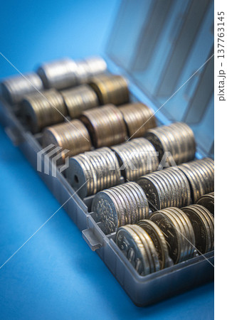 ケースに入った硬貨 日本円 貯金箱 137763145