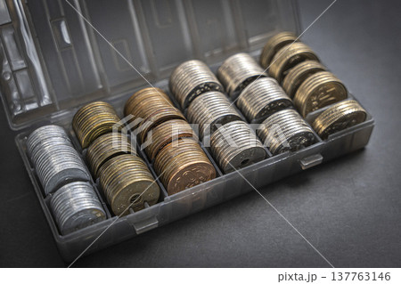 ケースに入った硬貨 日本円 貯金箱 ケースに入った硬貨 日本円 貯金箱 137763146