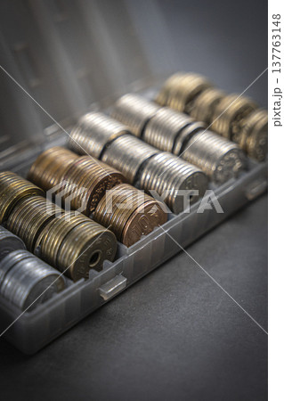 ケースに入った硬貨 日本円 貯金箱 ケースに入った硬貨 日本円 貯金箱 137763148